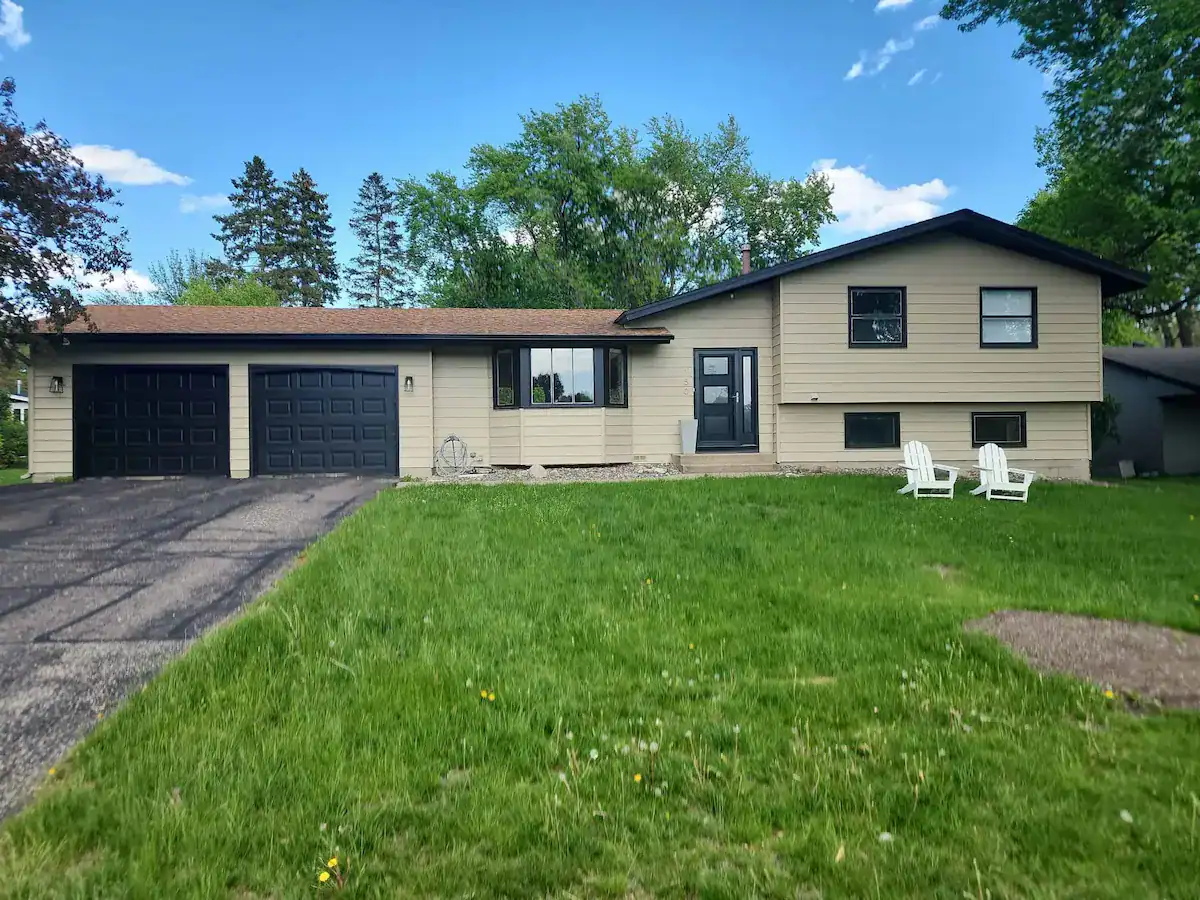 Before photo of split-level Golden Valley Minnesota home with existing tan lap siding and aging roof prior to siding replacement