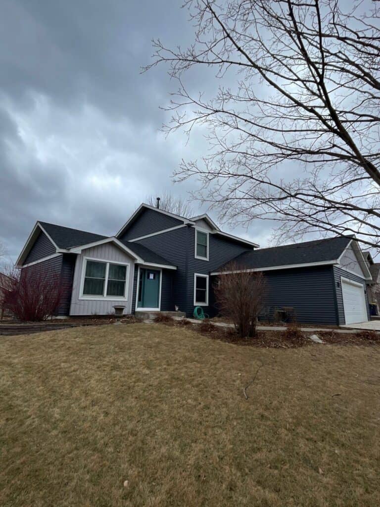 Farmington, MN home with new Mastic Carvedwood siding in Deep Cavern and an Owens Corning Duration roof in Onyx Black