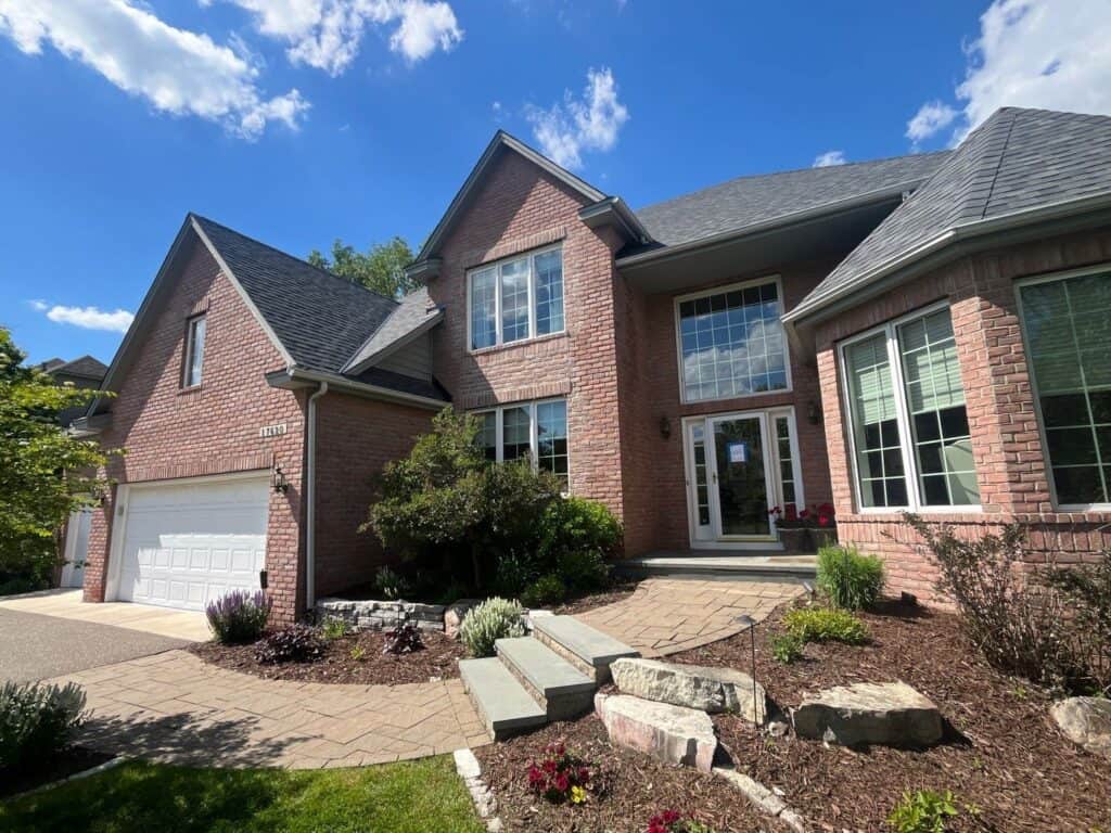 Plymouth, MN home with a new Owens Corning Duration roof in Estate Gray