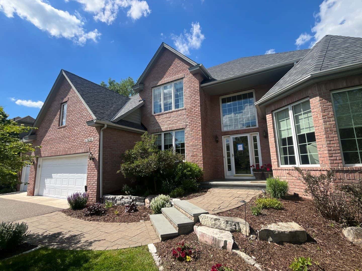 Plymouth, MN home with a new Owens Corning Duration roof in Estate Gray