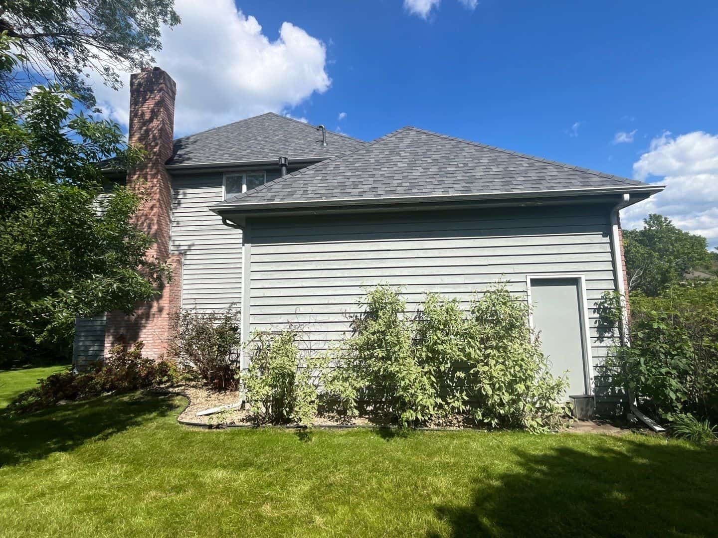 Estate Gray shingles over the garage side of a Plymouth, MN home