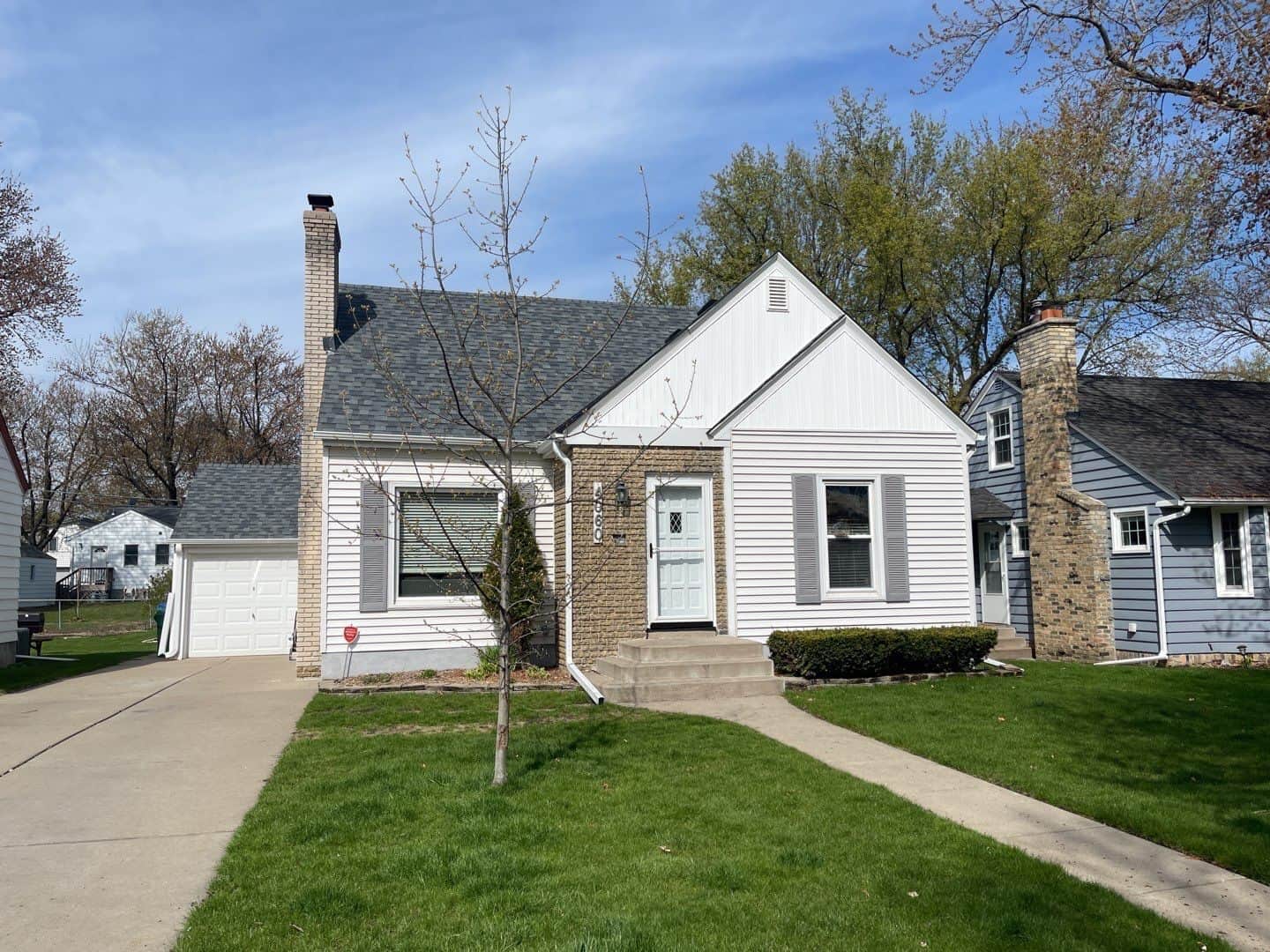 Saint Louis Park, MN home with a new Owens Corning Duration roof in Estate Gray