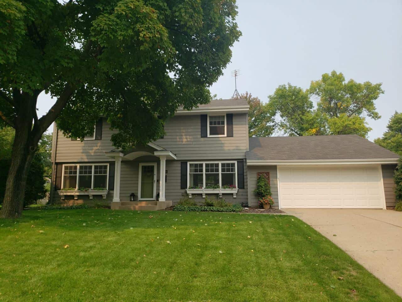Edina, MN home with a new Owens Corning Duration roof in Onyx Black
