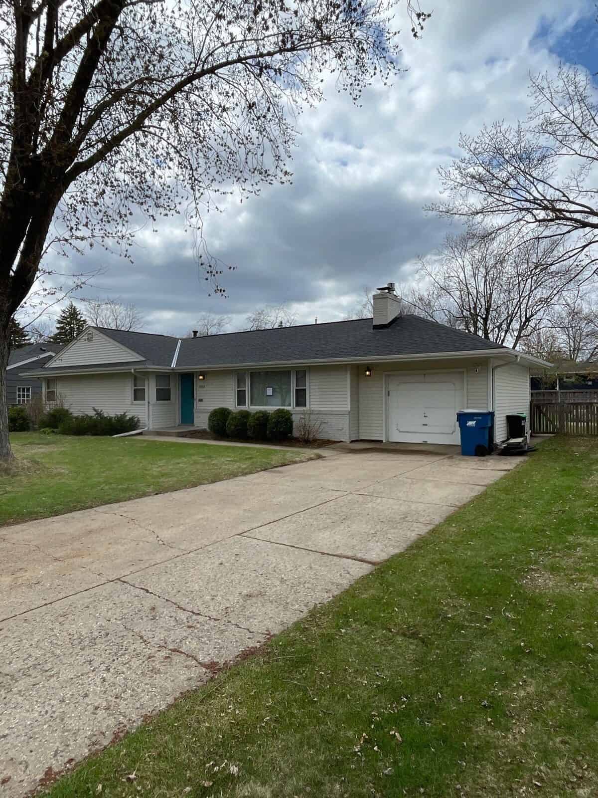 Minneapolis, MN ranch home with a new Owens Corning Duration roof in Onyx Black