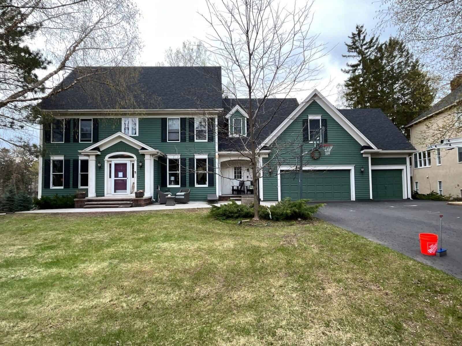 New Onyx Black roof on the front and garage of a Woodbury, MN home