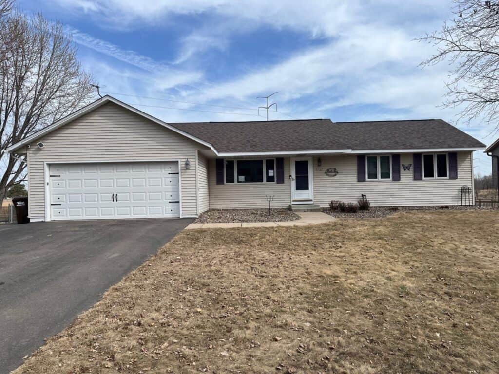Cottage Grove, MN home with a new Owens Corning Duration roof in Teak