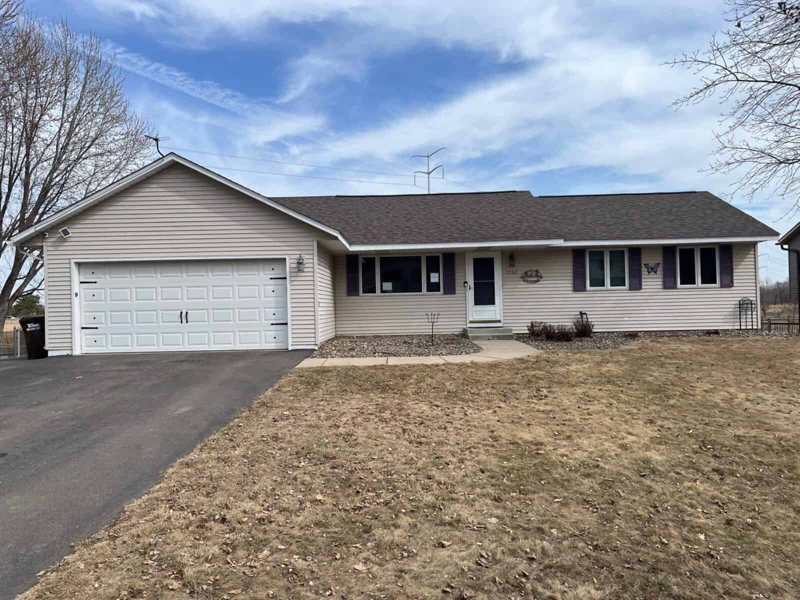 Cottage Grove, MN home with a new Owens Corning Duration roof in Teak