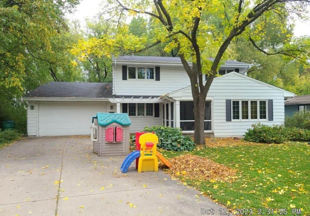 Minneapolis, MN home with Edco Entex steel siding in Glacier White