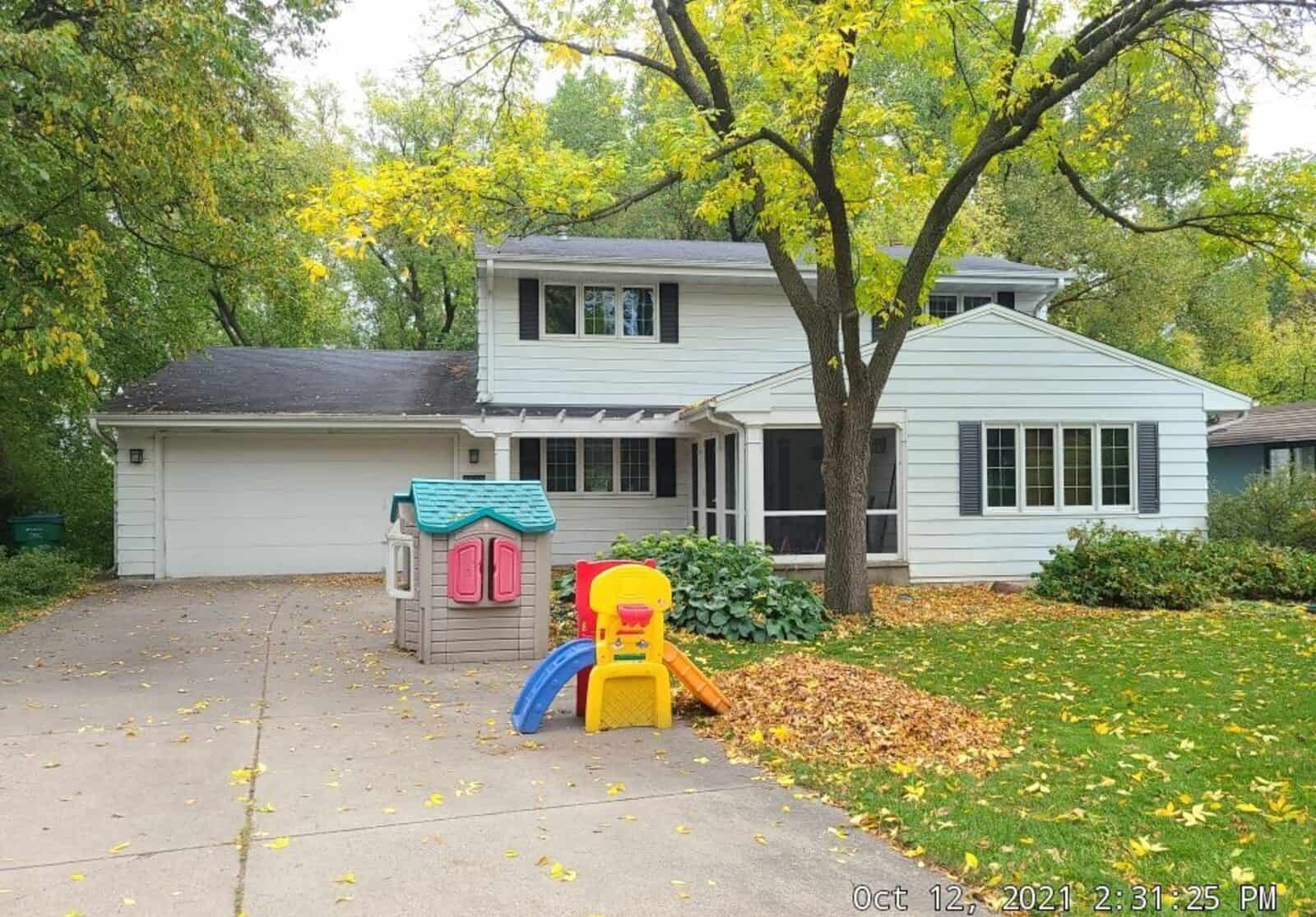 Minneapolis, MN home with Edco Entex steel siding in Glacier White