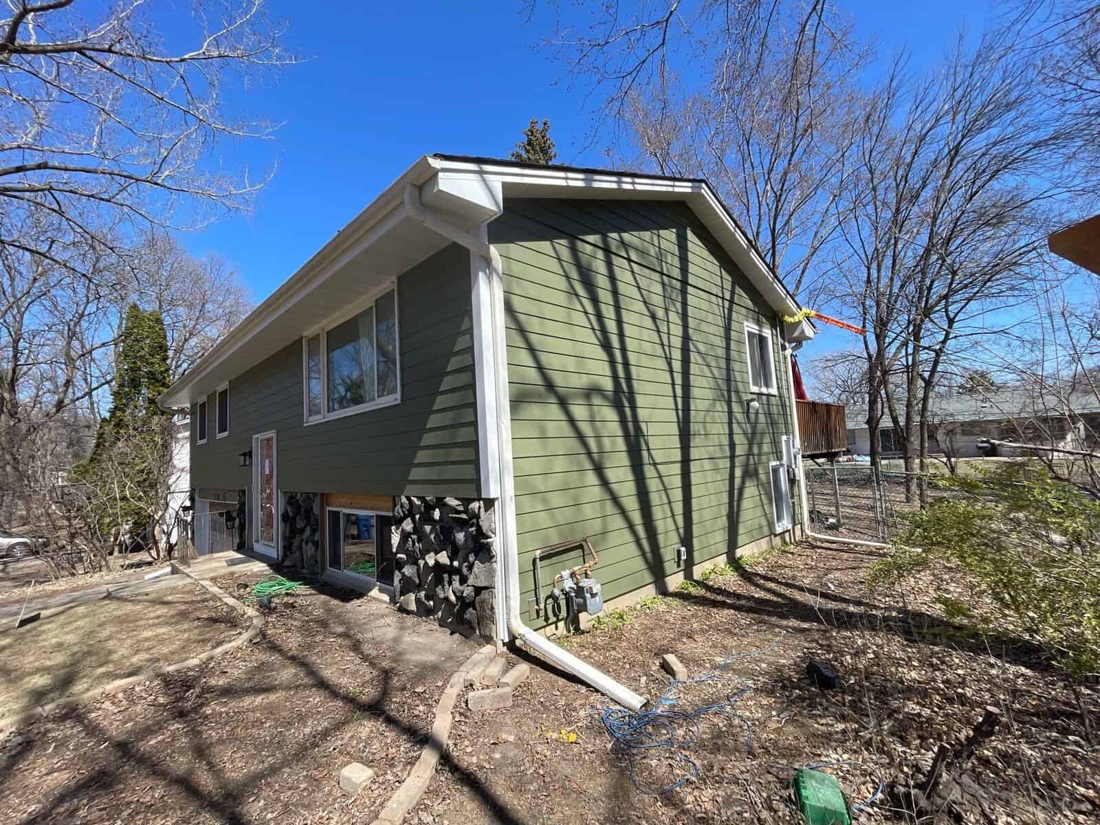 Side elevation of new Mountain Sage siding with clean lines on a Plymouth, MN home