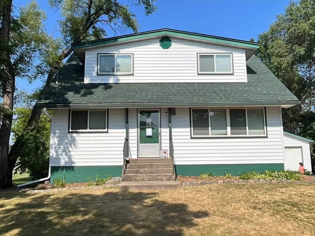 Little Canada, MN home with a new CertainTeed Landmark roof in Hunter Green and Edco steel siding in Glacier White