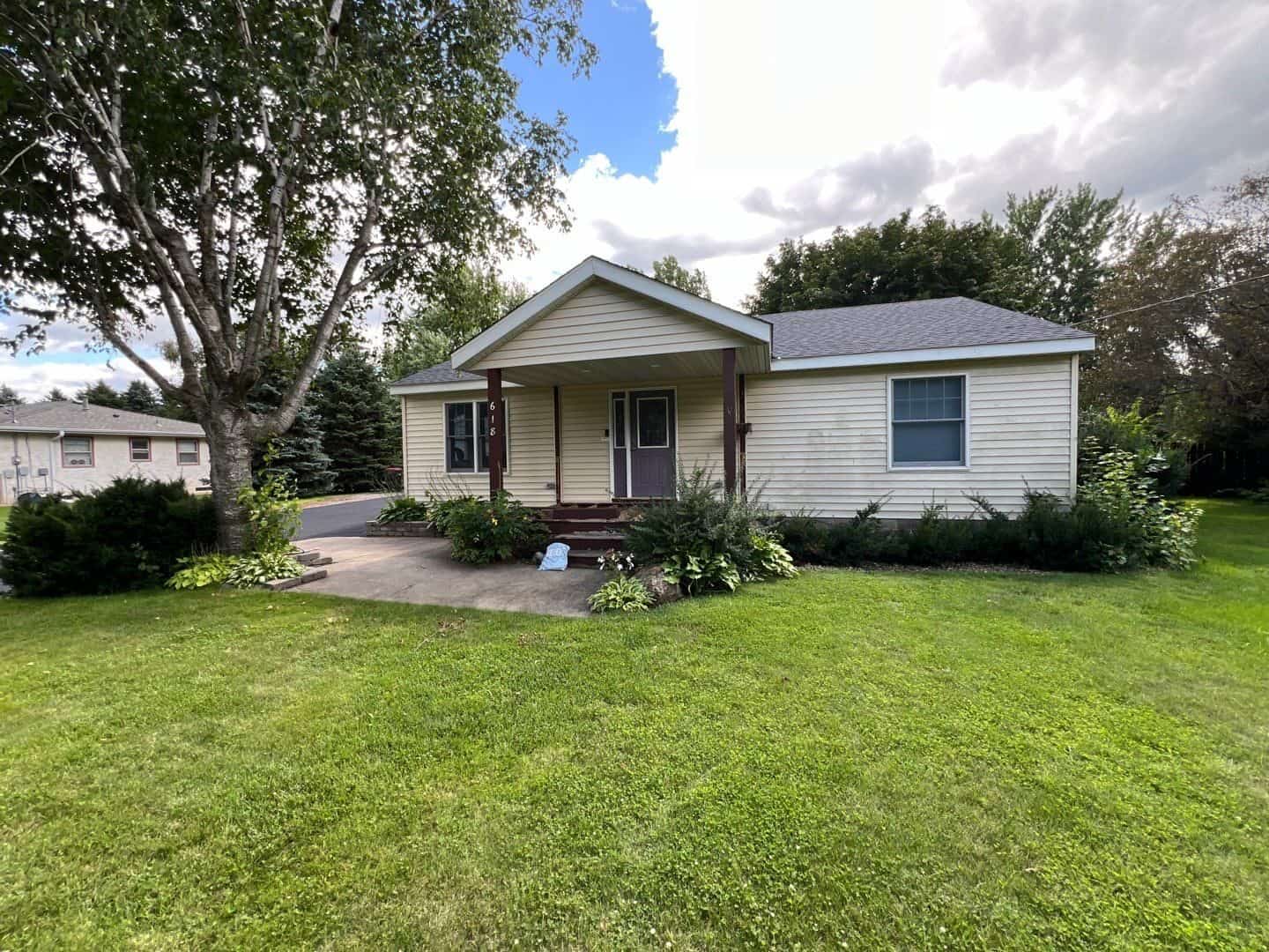 Monticello, MN home with a new CertainTeed Landmark roof in Moire Black