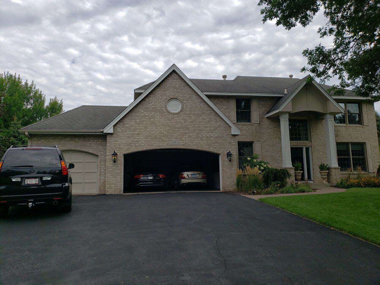 Eden Prairie, MN home with a new Owens Corning Duration roof in Onyx Black