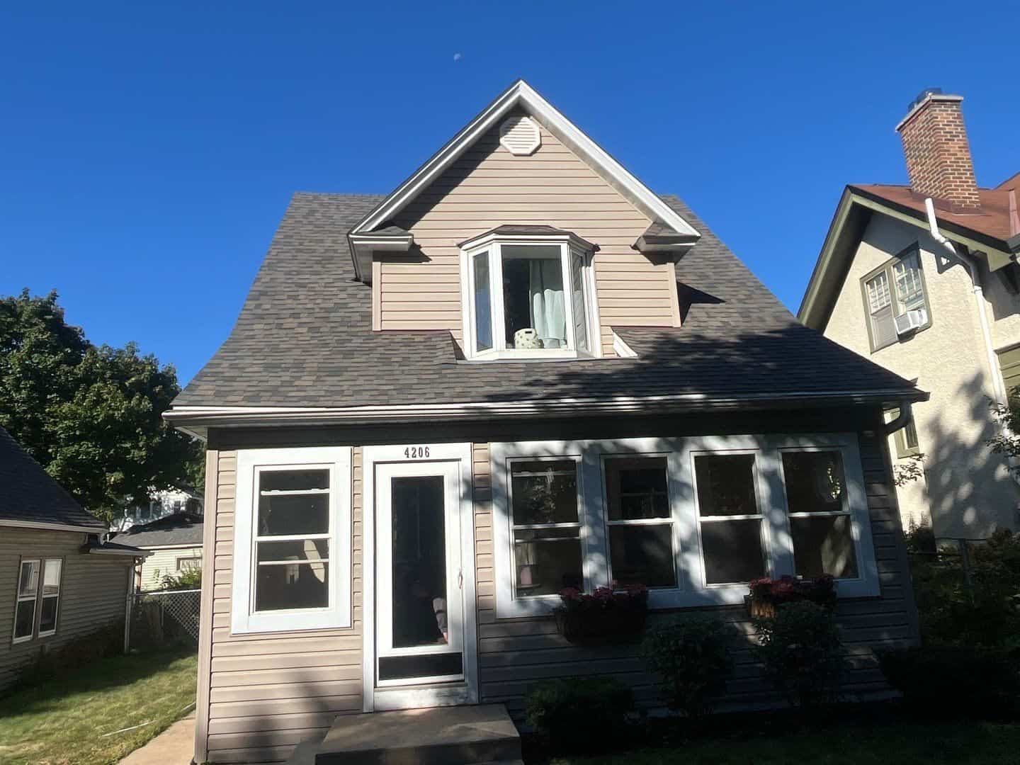 Minneapolis, MN home with a new Owens Corning Duration roof in Peppercorn
