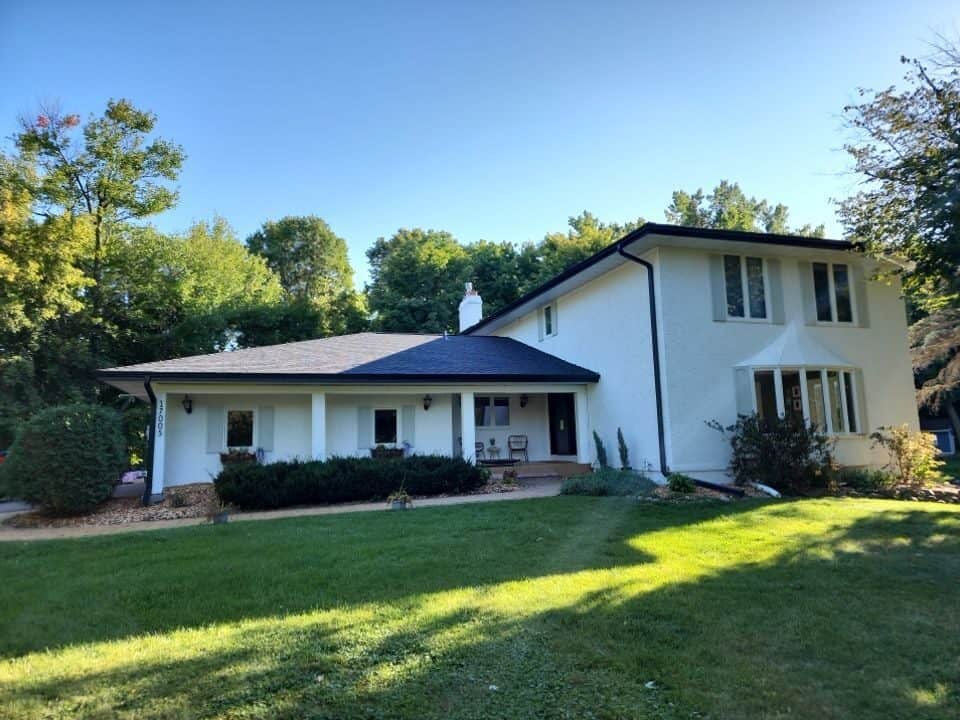 Front of a Plymouth, MN home with a new Owens Corning Duration roof in Onyx Black