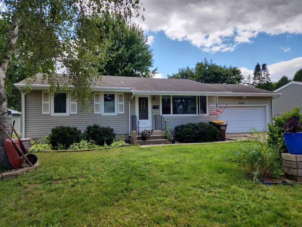 Crystal, MN home with new Mastic Quest siding in Quiet Willow