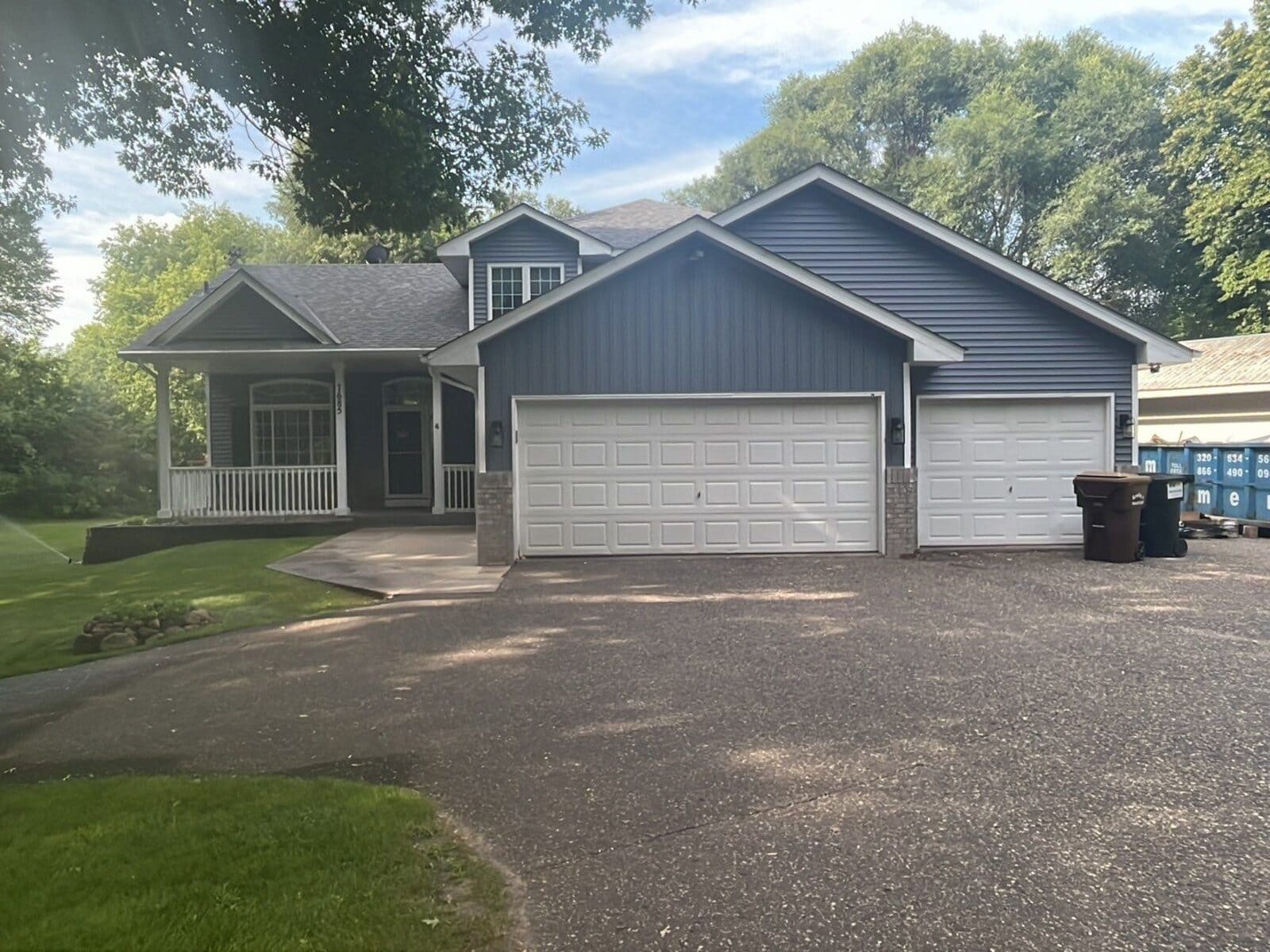 Annandale, MN home with new CertainTeed Restoration Classic siding in Flagstone