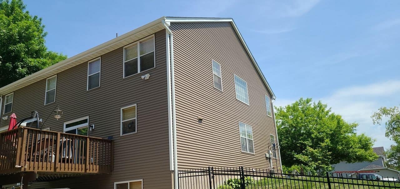 Mastic Carvedwood siding in Rugged Canyon with Russet Red shakes on a Chanhassen, MN home