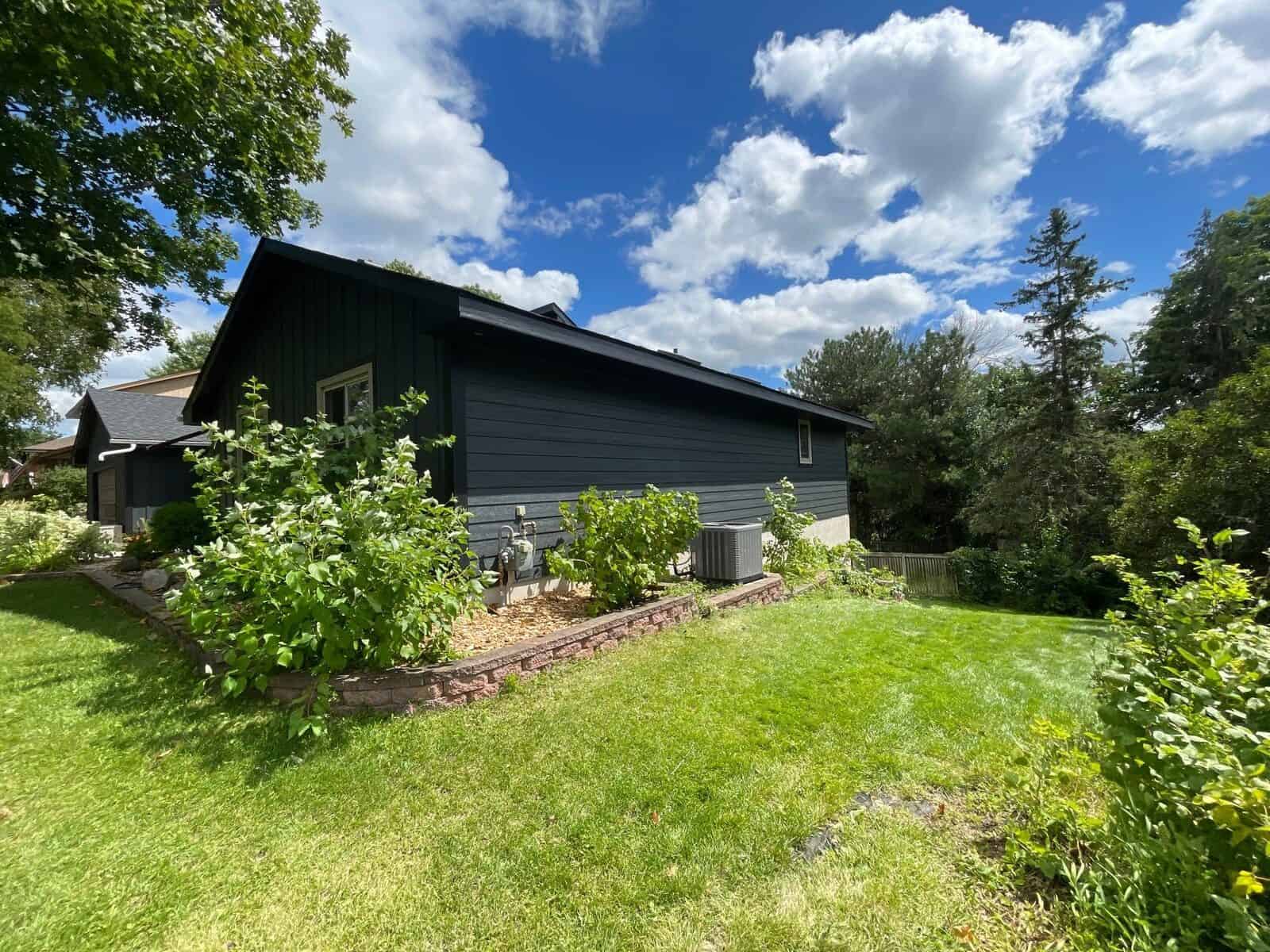 Plymouth, MN home with new LP SmartSide siding in Midnight Shadow and a GAF Timberline HDZ roof in Charcoal