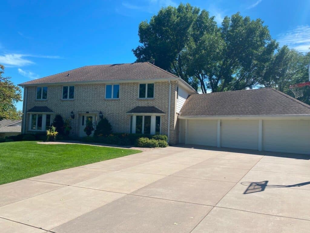 Completed GAF Timberline HDZ Barkwood roof in Edina, MN