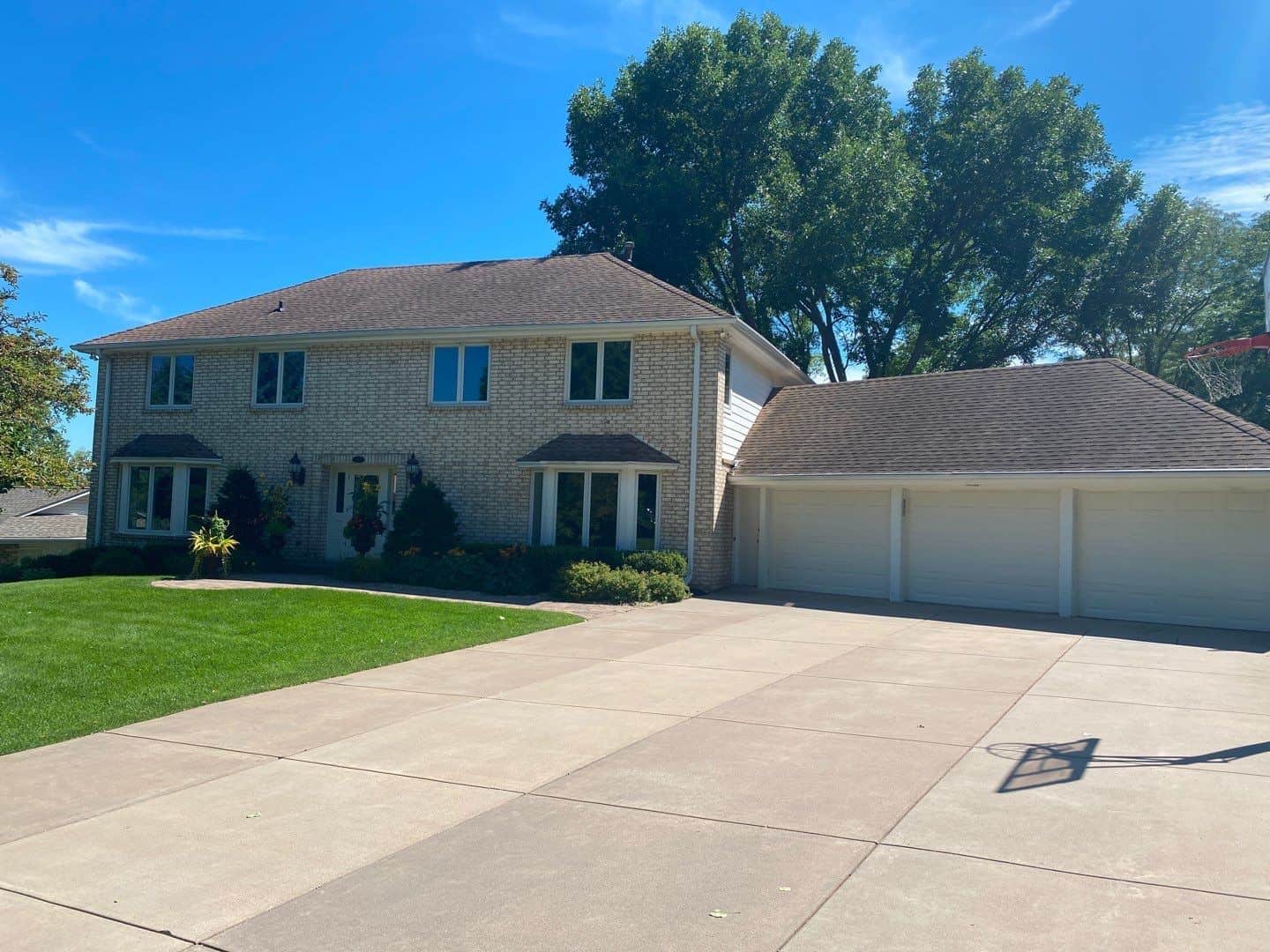 Completed GAF Timberline HDZ Barkwood roof in Edina, MN
